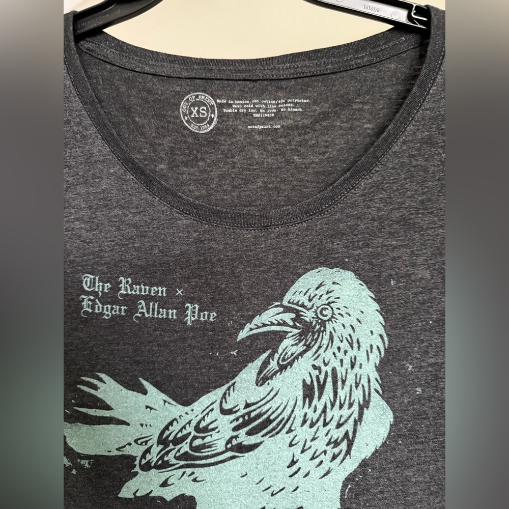 Out Of Print The Raven Gray T-Shirt with Edgar Allan Poe Raven Print Size Small - Picture 10 of 12